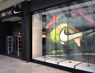 Impresion y montaje de backlight en escaparate de la marca Nike Madrid Xanadu Impresion y montaje de backlight en escaparate de la marca Nike Madrid Xanadu